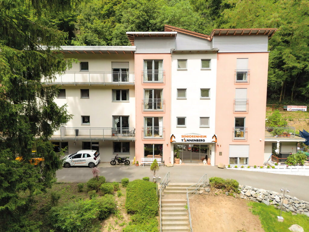 Luftaufnahme des Seniorenheim Tannenberg in Seeheim-Jugenheim, umgeben von Wald und Grünanlagen